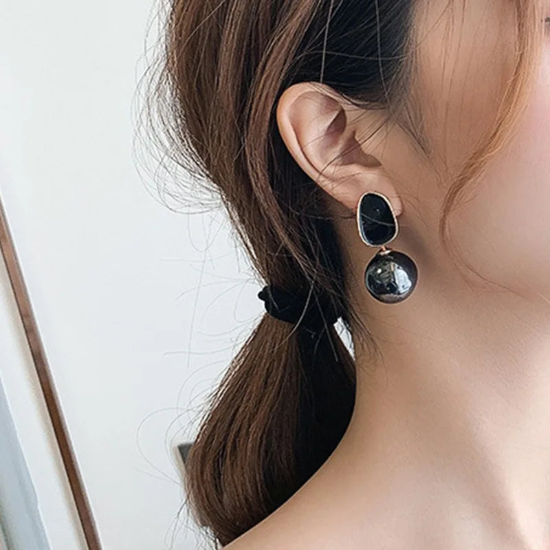 Black White Pink Pearl Drop Earrings for Women New Fashion Elegant Enamel Oil Irregular Geometry Dangle Earrings Party Jewelry